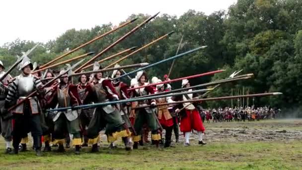 Soldaten vechten elke andere - militaire - slagveld (leger) - slagveld — Stockvideo