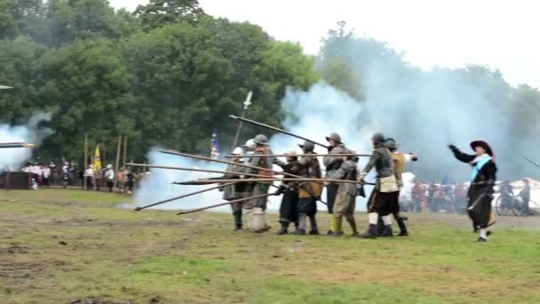 Warriors ridhästar - soldater slåss varje annan - militära - slagfält — Stockvideo