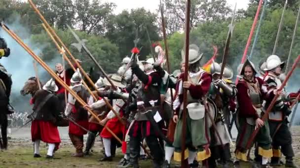 Guerreros montando un caballo soldados luchan entre sí militares campo de batalla — Vídeo de stock
