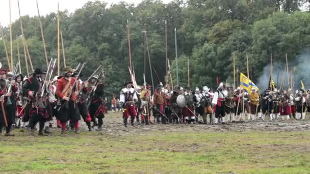 I soldati si combattono l'un l'altro - militare - campo di battaglia (forze armate) - campo di battaglia — Video Stock