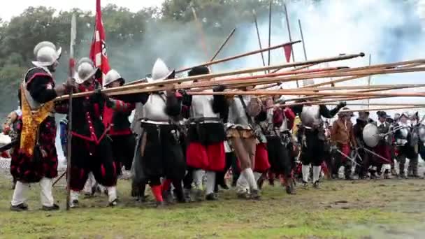 Los soldados luchan entre sí - militar - campo de batalla (fuerzas del ejército) - campo de batalla — Vídeos de Stock