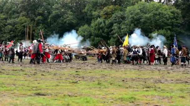 Los soldados luchan entre sí - militar - campo de batalla (fuerzas del ejército) - campo de batalla — Vídeos de Stock