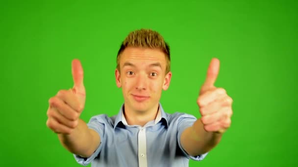 Homem - tela verde - retrato - homem concorda (mostra polegares para cima para aprovação ) — Vídeo de Stock