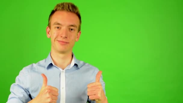 Man - green screen - portrait - man stimmt zu (zeigt Daumen hoch zur Genehmigung)) — Stockvideo