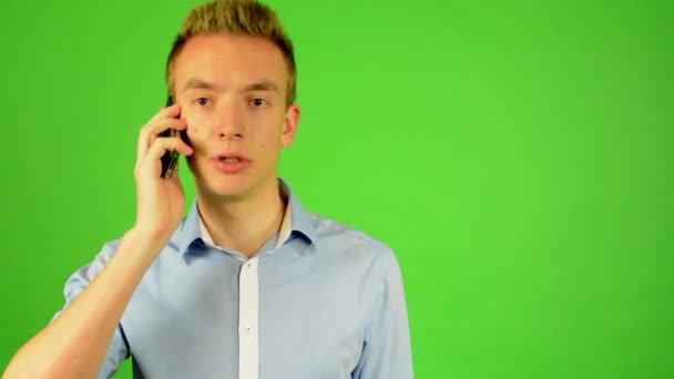Hombre - pantalla verde - retrato - hombre en el teléfono - estudio — Vídeo de stock