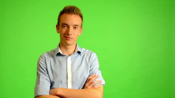 Man - groene scherm - portret - jonge man glimlach (man is blij) — Stockvideo