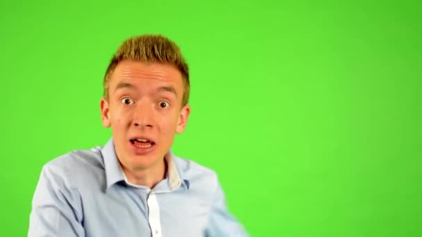 Man - green screen - portrait - man welcomes people - man invites people with hands — Stock Video