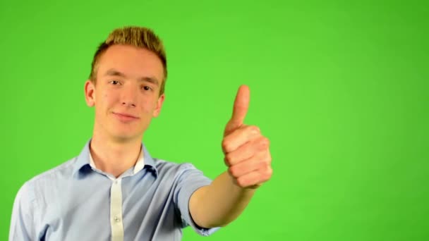 Homem - tela verde - retrato - homem concorda (mostra polegares para cima para aprovação ) — Vídeo de Stock