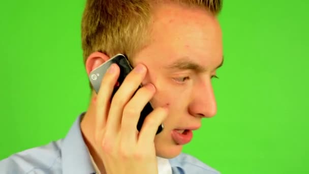 Man - groene scherm - portret - man op de telefoon - studio — Stockvideo