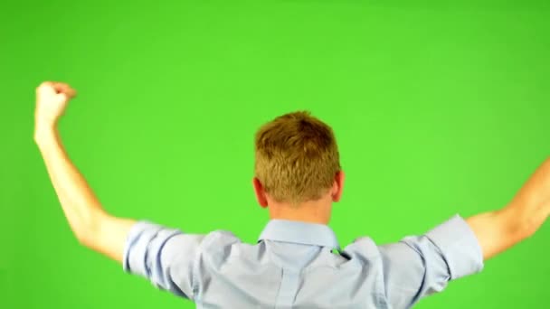 Человек - зеленый экран - портрет - человек радуется (наслаждается) - выигрывает — стоковое видео