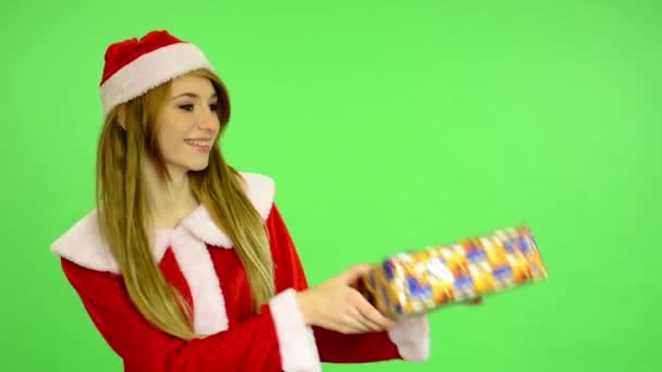 Різдво - свята - молода приваблива жінка - зелений екран - жінка пропонує подарунок — стокове відео