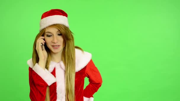 クリスマス - 休日 - 若い魅力的な女性 - グリーンスクリーン - 電話で女性 — ストック動画