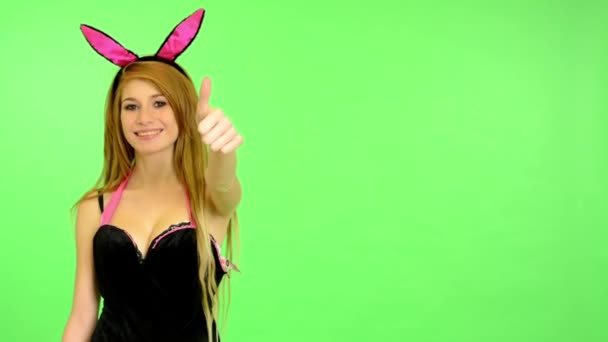 Junge erotische Frau - Green Screen - Portrait - sexy Flirtmodel - Studio - Frau stimmt zu (zeigt Daumen auf Übereinkunft) — Stockvideo