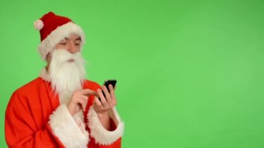 Cep telefonu ve gülüyor üzerinde yeşil ekran - studio - Noel Baba Noel Baba - yazar