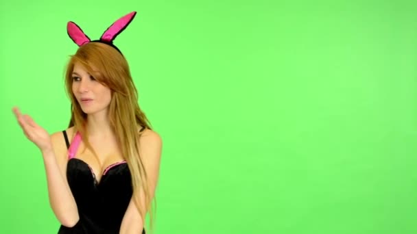 Молодая эротическая женщина - зеленый экран - портрет - сексуальная модель флирта - студия - женщина целует всех (отправляет рот ) — стоковое видео