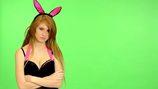 Молодая эротическая женщина - зеленый экран - портрет - сексуальная модель флирта - студия - женщина расстроена — стоковое видео