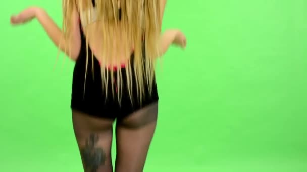 젊은로 여자-녹색 화면-섹시 한 유혹 모델-스튜디오-댄스-다리와 허리의 춤 — 비디오