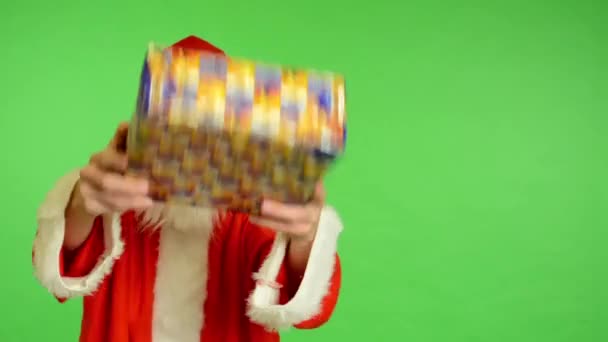 Papai Noel - tela verde - estúdio - Papai Noel oferecendo um presente — Vídeo de Stock