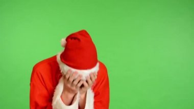 Noel Baba - yeşil ekran - studio - Noel Baba ağlıyor.