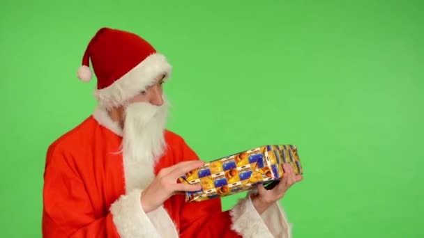 Papai Noel - tela verde - estúdio - Papai Noel recebe um presente e é surpreendido — Vídeo de Stock