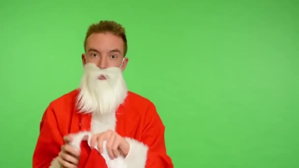 Jultomten - grön skärm - studio - Santa Claus att sätta på en jul hatt — Stockvideo