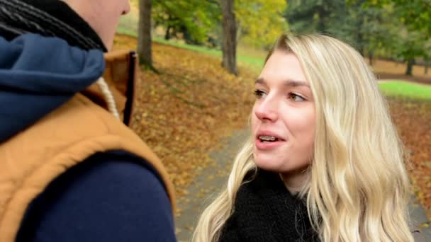 Gelukkige paar praten (gesprek) - herfst park (natuur) - vrouw glimlach (gelukkig) — Stockvideo