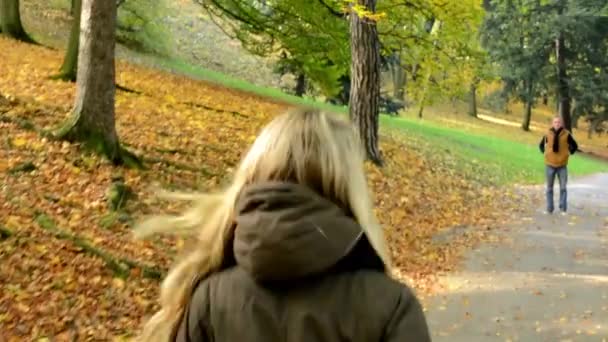 Junges verliebtes Model-Paar - Herbstpark (Natur) - Paar hält Händchen - Frau rennt zum Mann - Paar küsst - Paar umarmt - glückliches Paar — Stockvideo