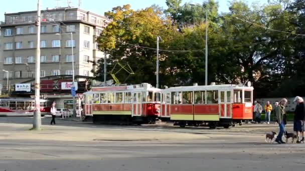 Vintage tramwaj liście stacji - miasto (miejskich ulic) - ludzie — Wideo stockowe