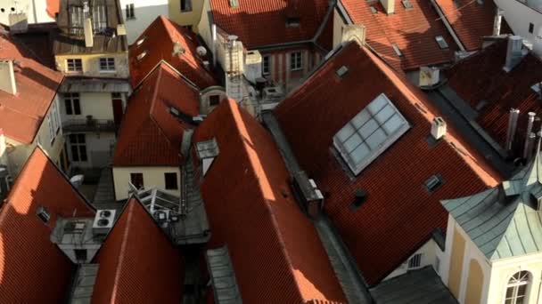 Stad (Praag) - stedelijke gebouwen - daken van gebouwen - zonnige - close-up (detail) — Stockvideo