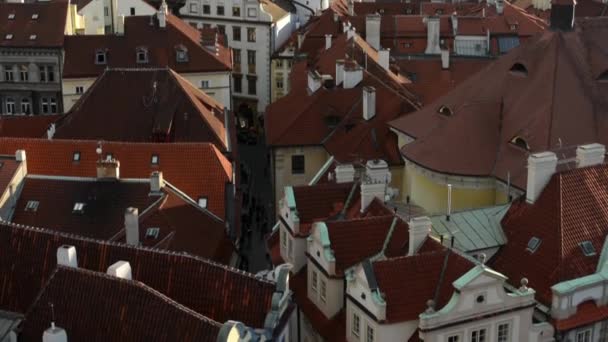 Ciudad (Praga) - edificios urbanos - techos de edificios - soleado — Vídeo de stock