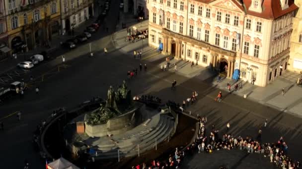 Stad (Praag) - stedelijke vintage gebouwen - daken van gebouwen - zonnige - bos — Stockvideo