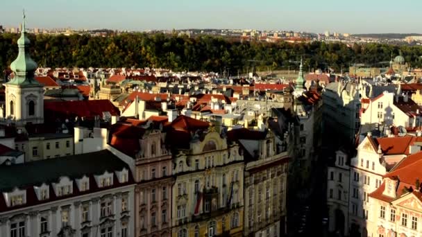 都市 (プラハ) - 都市ビンテージ建物 - 建物の屋根 - 晴れ - 森林 — ストック動画