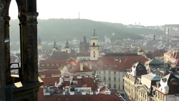 Město (Praha) - městské stavby - střechy budov - mlha - lidé s aplikací outlook