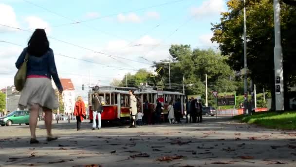 Historická tramvaj odjíždí stanice - město (městská ulice) - lidé — Stock video