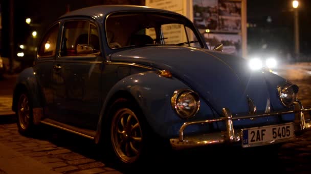 Natt vintage bil - natt urban street med bilar - bilstrålkastare — Stockvideo
