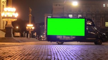Reklam car - yeşil ekran - gece kentsel sokak - lambalar (ışık)