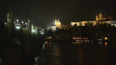 Gece Charles Köprüsü (Hradcany) Prag Kalesi ile - Nehri Vltava - lambalar (ışık)