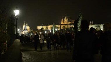 Gece şehir (bina) - Charles Köprüsü ile insanlar - Prag, Çek Cumhuriyeti (Hradcany) - Prag Kalesi