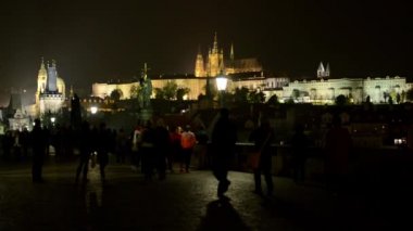 Gece şehir (bina) - Charles Köprüsü ile insanlar - Prag, Çek Cumhuriyeti (Hradcany) - Prag Kalesi