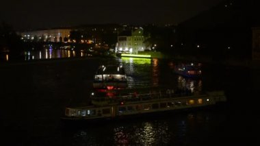 Gece şehir - gece nehir tekne (gemi ile)