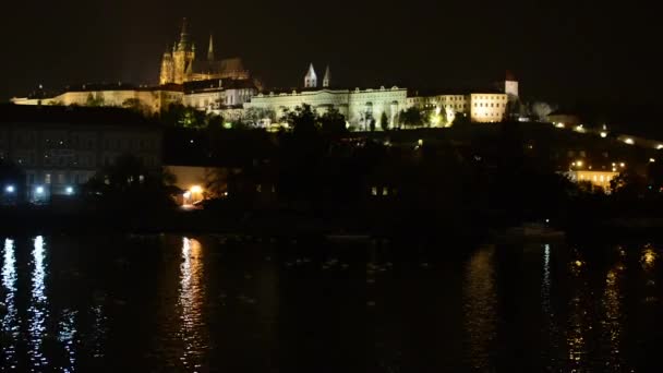 Gece şehir - Prag, Çek Cumhuriyeti - Prague Castle (Hradcany) - lambalar (ışık) - nehir kuğular ile — Stok video