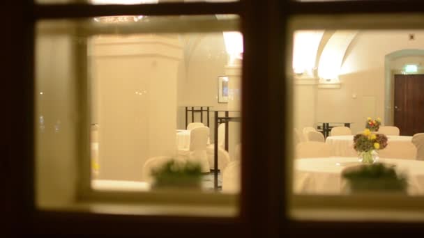 空荡荡的餐馆里-夜-射进窗户 — 图库视频影像