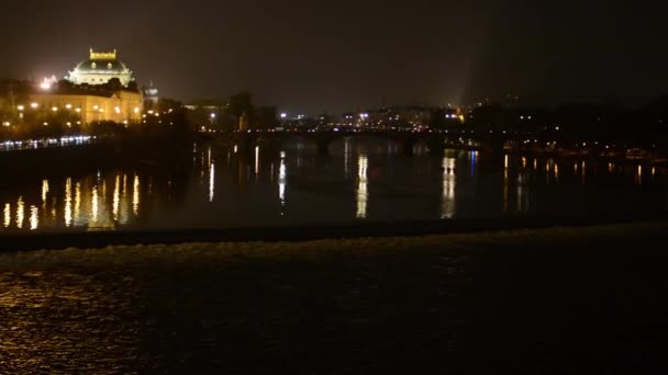 Panorama ciudad nocturna (calle urbana nocturna con coches) y río - lámparas y faros — Vídeo de stock