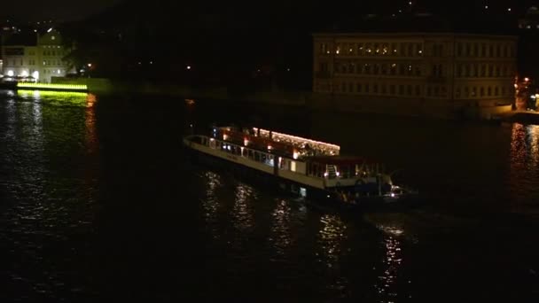 Nacht stad - nacht rivier met boot (schip) — Stockvideo