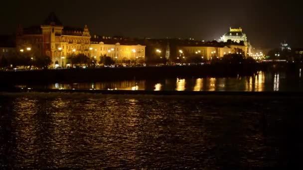 Νύχτα πόλη (νύχτα δρόμο αστικό με αυτοκίνητα) με τον ποταμό - λαμπτήρες και προβολείς — Αρχείο Βίντεο