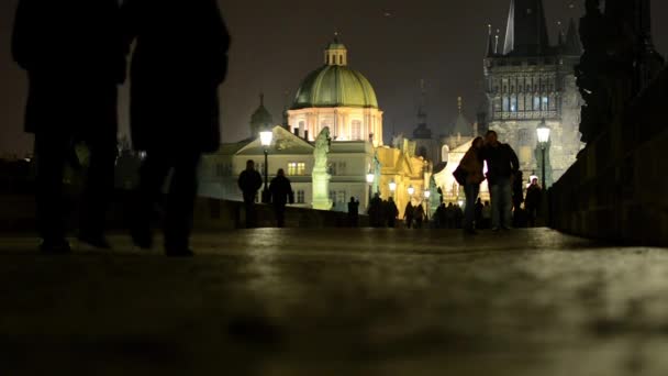 Ночной город (здания) - ночью Карл мост с людьми ходьба - огни — стоковое видео