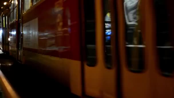 Yö kaupunki - yö kaupunkien katu autoja ja raitiovaunuja - valaisimet - auton ajovalo — kuvapankkivideo