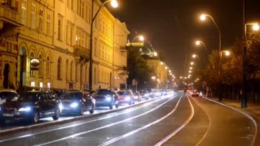 Gece şehir - gece kentsel sokak arabalar ve tramvaylar ile - lamps(lights) - araba Far