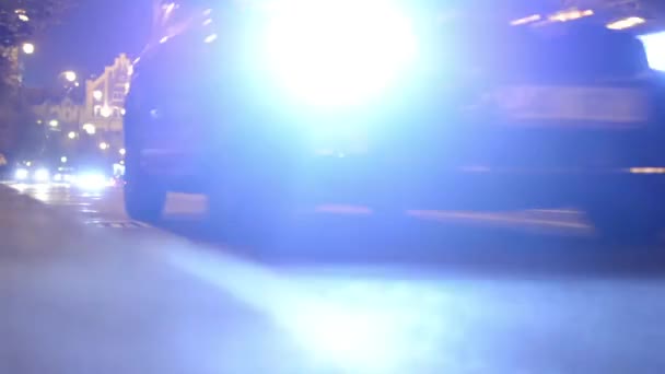 Nacht stad - nacht stedelijke straat met auto's - lampen - auto koplamp — Stockvideo