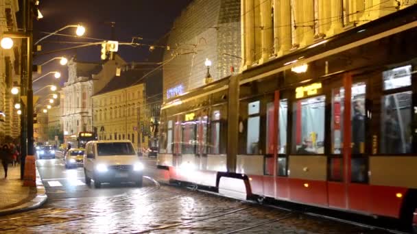 Gece - gece insanlar ve araba ile sokak - şehirde lambalar - dış gece bina — Stok video